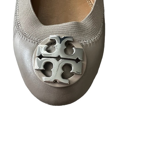 EUC Tory Burch Caroline leather light gray ballet flats women’s 7 $228 logo TT - Picture 3 of 7